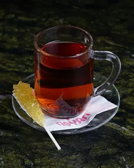 تصویر چای لیوانی با باقلوا